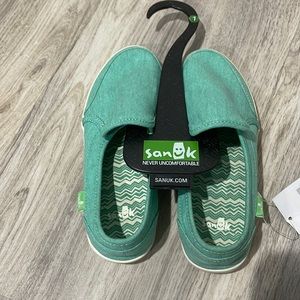 Sanuk- US size 1 little kids
